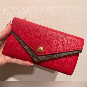 Louis Vuitton wallet with zipper and 12 CC card slots.